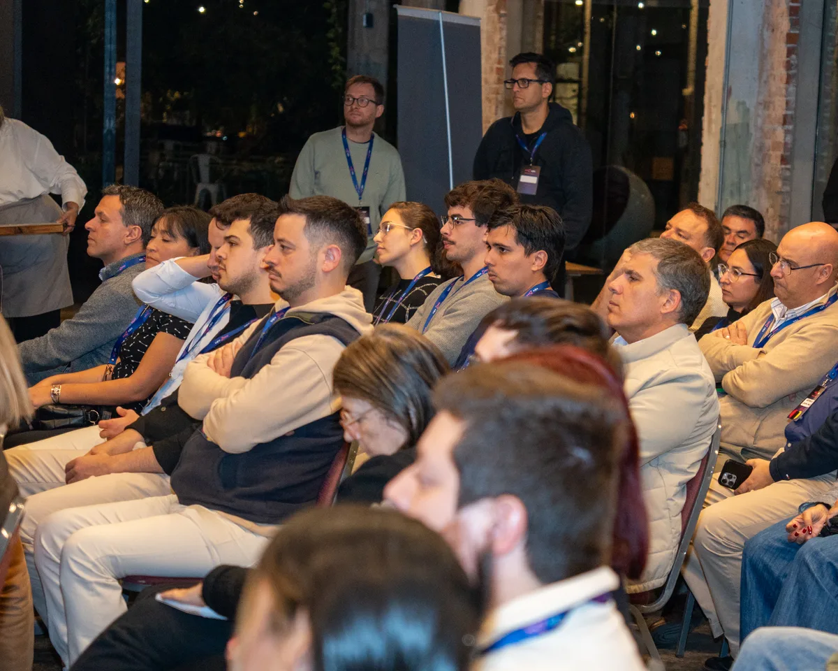 Sala llena de empresas y profesionales en el n8n Uruguay Meetup