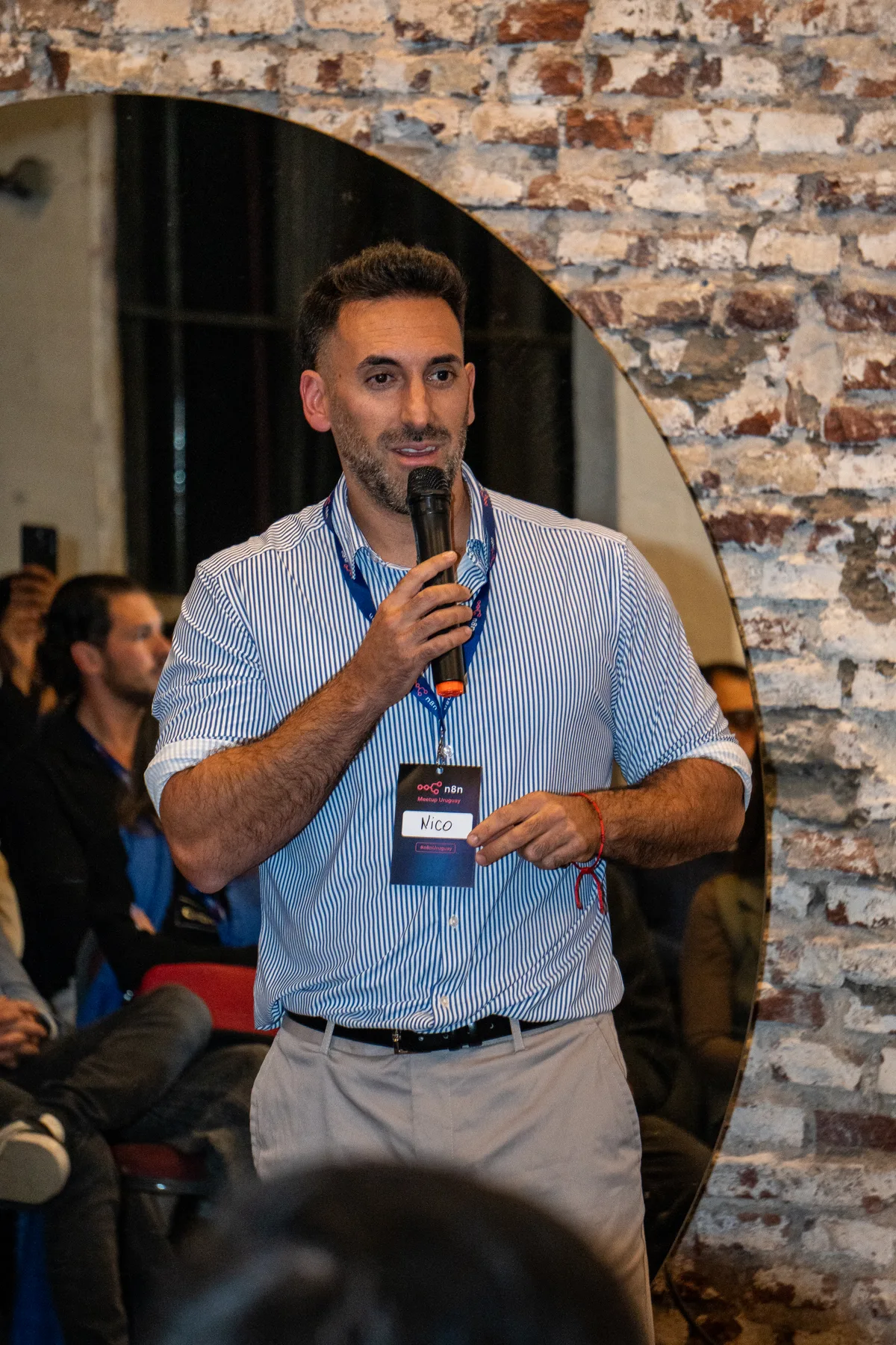 Nicolás Dubois presentando en el n8n Uruguay Meetup